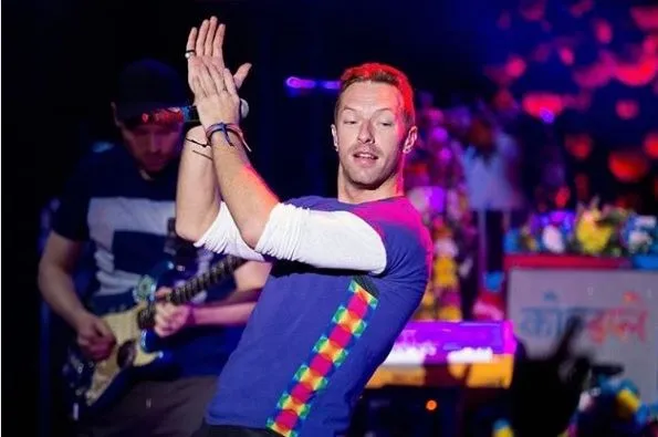 17 Foto Girang Orang Indonesia yang Kesampaian Nonton Coldplay, Kita Cuma Bisa Iri dan Manyun 31
