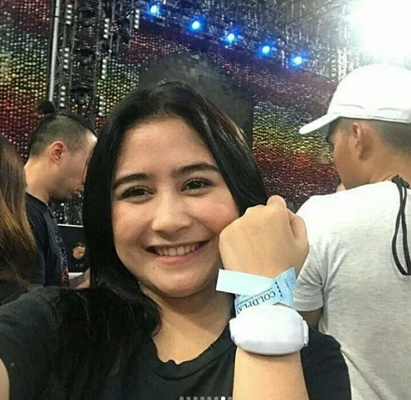 17 Foto Girang Orang Indonesia yang Kesampaian Nonton Coldplay, Kita Cuma Bisa Iri dan Manyun 32
