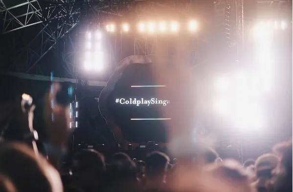 17 Foto Girang Orang Indonesia yang Kesampaian Nonton Coldplay, Kita Cuma Bisa Iri dan Manyun 33