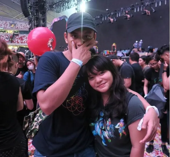 17 Foto Girang Orang Indonesia yang Kesampaian Nonton Coldplay, Kita Cuma Bisa Iri dan Manyun 34
