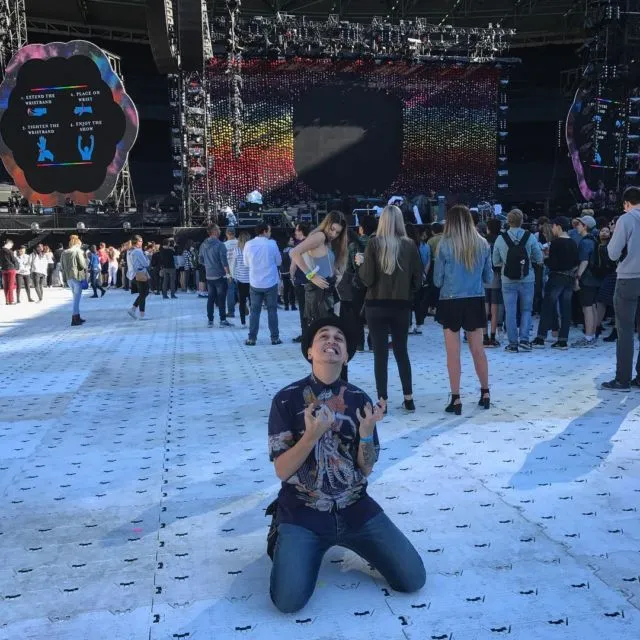 17 Foto Girang Orang Indonesia yang Kesampaian Nonton Coldplay, Kita Cuma Bisa Iri dan Manyun 36