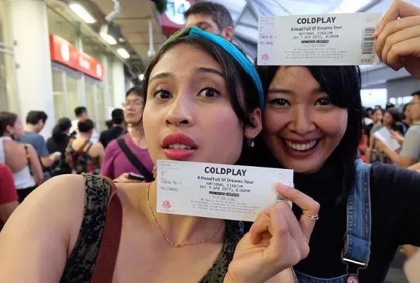 17 Foto Girang Orang Indonesia yang Kesampaian Nonton Coldplay, Kita Cuma Bisa Iri dan Manyun 21