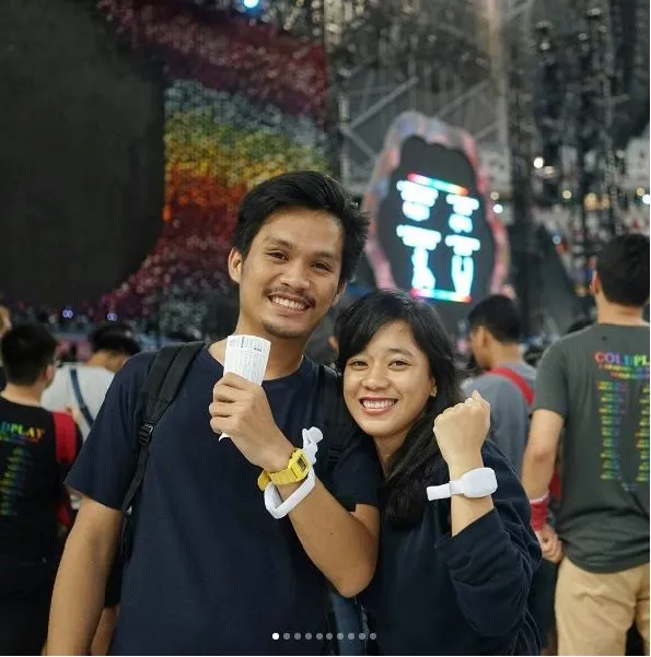 17 Foto Girang Orang Indonesia yang Kesampaian Nonton Coldplay, Kita Cuma Bisa Iri dan Manyun 22