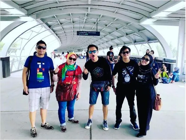 17 Foto Girang Orang Indonesia yang Kesampaian Nonton Coldplay, Kita Cuma Bisa Iri dan Manyun 23