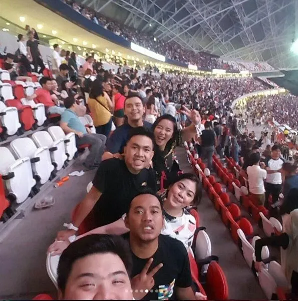 17 Foto Girang Orang Indonesia yang Kesampaian Nonton Coldplay, Kita Cuma Bisa Iri dan Manyun 24
