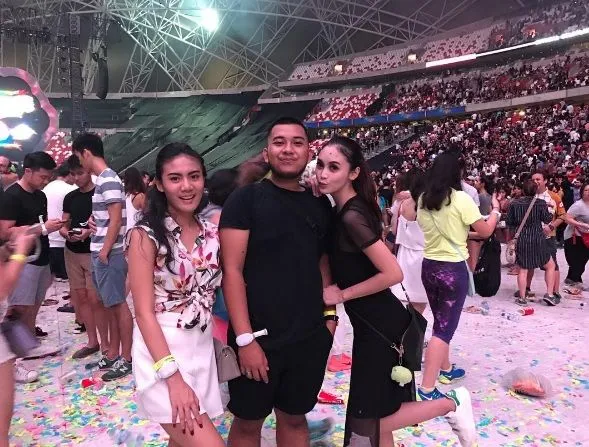 17 Foto Girang Orang Indonesia yang Kesampaian Nonton Coldplay, Kita Cuma Bisa Iri dan Manyun 26