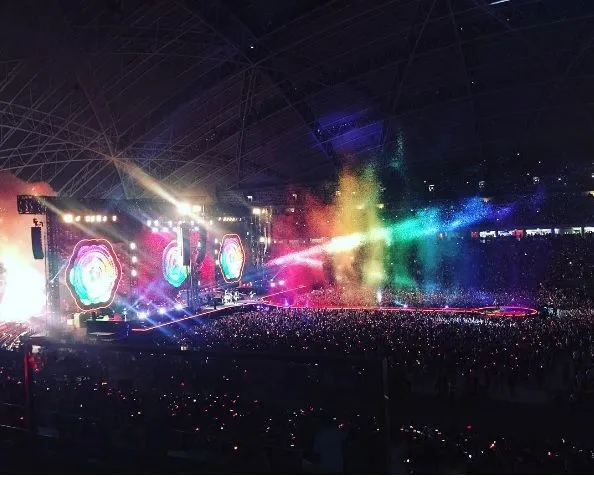 17 Foto Girang Orang Indonesia yang Kesampaian Nonton Coldplay, Kita Cuma Bisa Iri dan Manyun 27
