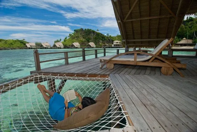 11 Penginapan Terapung yang Bikin Kamu Nggak Mau Pulang, Serasa Tidur di Atas dan Dikelilingi Laut 14