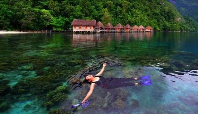 11 Penginapan Terapung yang Bikin Kamu Nggak Mau Pulang, Serasa Tidur di Atas dan Dikelilingi Laut 18