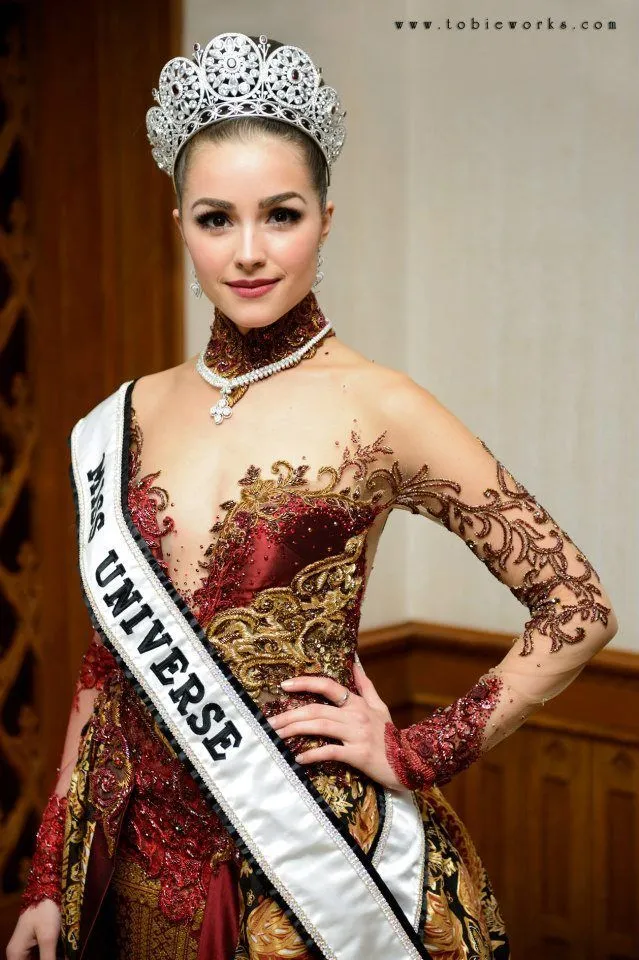 Keanggunan 8 Miss Universe Mengenakan Kebaya dari Tahun Ke Tahun. Inikah Bidadari Dunia? 12