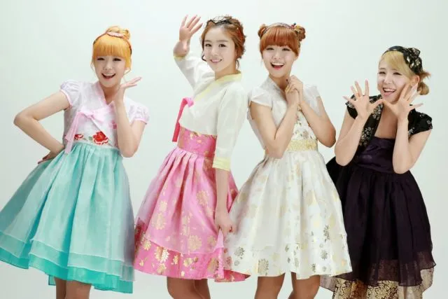 14 Potret Perkembangan Hanbok dari Dulu Hingga Kini, Pakaian Tradisional Korea yang Unik Nan Cantik 31