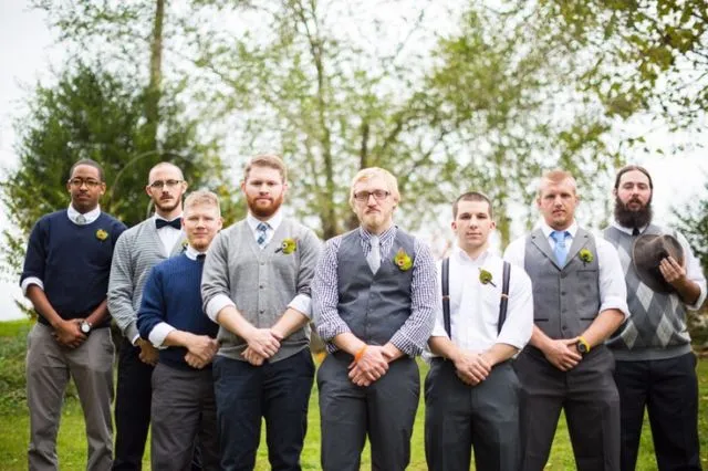 11 Kostum Berbeda Groomsmen di Hari Pernikahanmu Nanti. Seragam Tak Berarti Harus Sama, 'Kan? 19