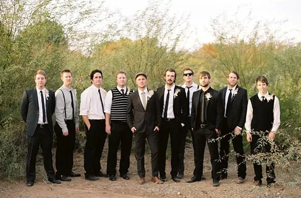 11 Kostum Berbeda Groomsmen di Hari Pernikahanmu Nanti. Seragam Tak Berarti Harus Sama, 'Kan? 21