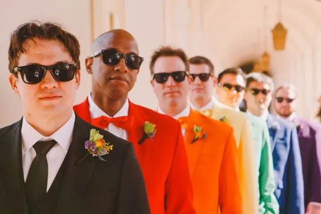 11 Kostum Berbeda Groomsmen di Hari Pernikahanmu Nanti. Seragam Tak Berarti Harus Sama, 'Kan? 15