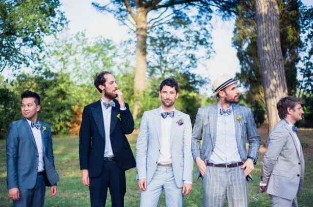 11 Kostum Berbeda Groomsmen di Hari Pernikahanmu Nanti. Seragam Tak Berarti Harus Sama, 'Kan? 16