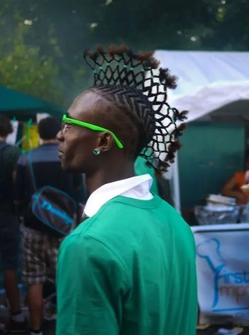 Ingin Tampil Beda, 10 Gaya Rambut Cowok Ini Malah Bikin Ngakak. Nomor Terakhir Paling Epic Sih! 11
