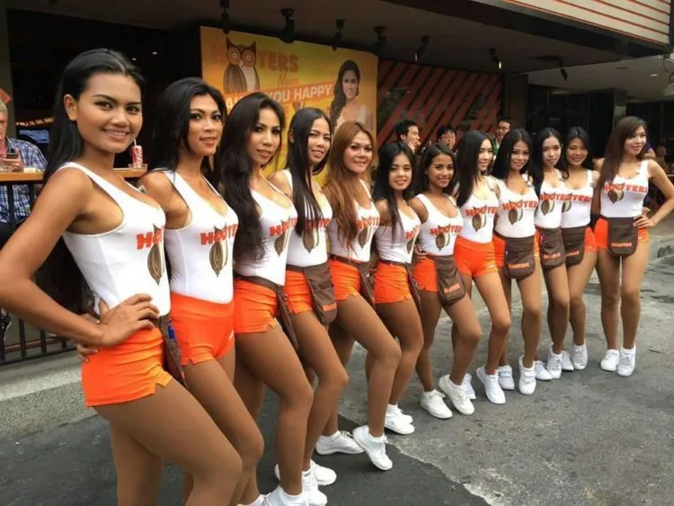Ribet Ya Mau Jadi Pelayan di Hooters, Syaratnya Neko-neko, Tapi Siapa Tahu Kamu Bisa Memenuhinya 10