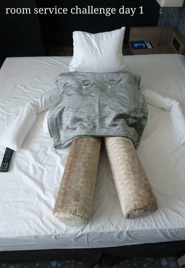 Kalau Bosan di Kamar Hotel, Kamu Bisa Meniru Traveller Ini. Bantal Guling Jadi Korban! 18