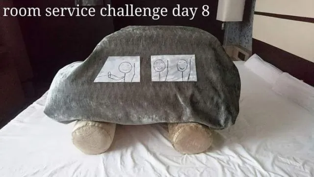 Kalau Bosan di Kamar Hotel, Kamu Bisa Meniru Traveller Ini. Bantal Guling Jadi Korban! 28