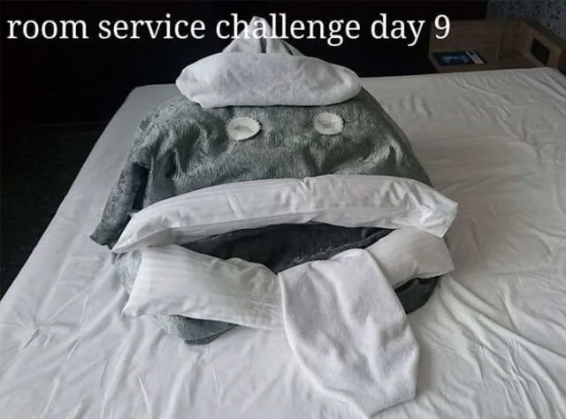 Kalau Bosan di Kamar Hotel, Kamu Bisa Meniru Traveller Ini. Bantal Guling Jadi Korban! 31