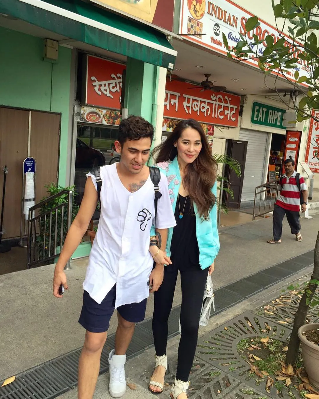 Foto Mesra Ibu-Anak Ini Sering Dikira Pasangan Muda-mudi. Orang Pacaran Mah Kalah Romantis! 9