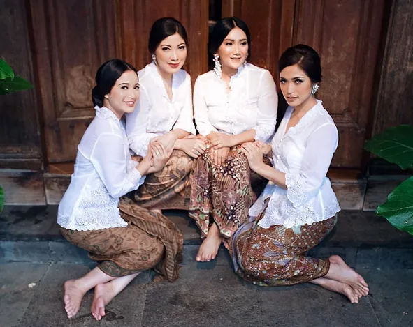 Begini Nih Geng Sosialita Nia Ramadhani-Jedar Berkebaya Ria Merayakan Hari Kartini, Ayu Tenan Rek! 17