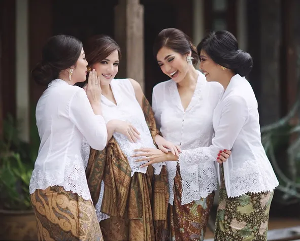 Begini Nih Geng Sosialita Nia Ramadhani-Jedar Berkebaya Ria Merayakan Hari Kartini, Ayu Tenan Rek! 18