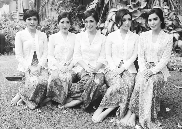 Begini Nih Geng Sosialita Nia Ramadhani-Jedar Berkebaya Ria Merayakan Hari Kartini, Ayu Tenan Rek! 21