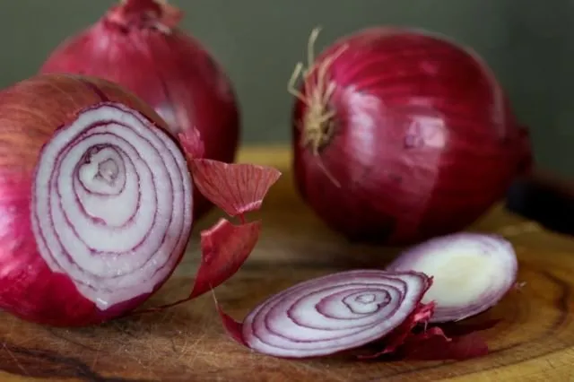 Bukan Lelucon, Memakai Kaus Kaki Isi Bawang Merah Punya Khasiat Mengejutkan 9