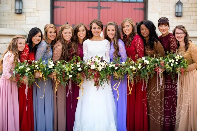 14 Inspirasi Gaun Bridesmaid Aneka Warna. Kata Siapa Seragam Harus Serba Sama? 25