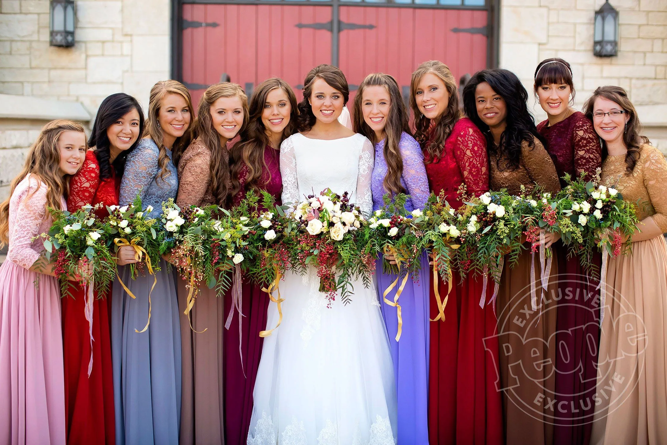 14 Inspirasi Gaun Bridesmaid Aneka Warna. Kata Siapa Seragam Harus Serba Sama?