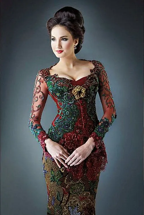 8 Parade Artis Blasteran Memakai Kebaya. Antara Bikin Pangling dan Kelihatan Indonesia Banget! 23