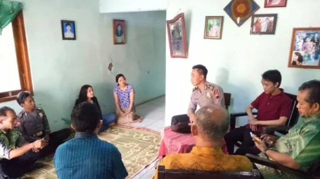 Romantis Abis. Bule Cantik Asal Italia Ini Rela Nabung 2 Tahun Demi Menikahi Kekasihnya di Indonesia! 6