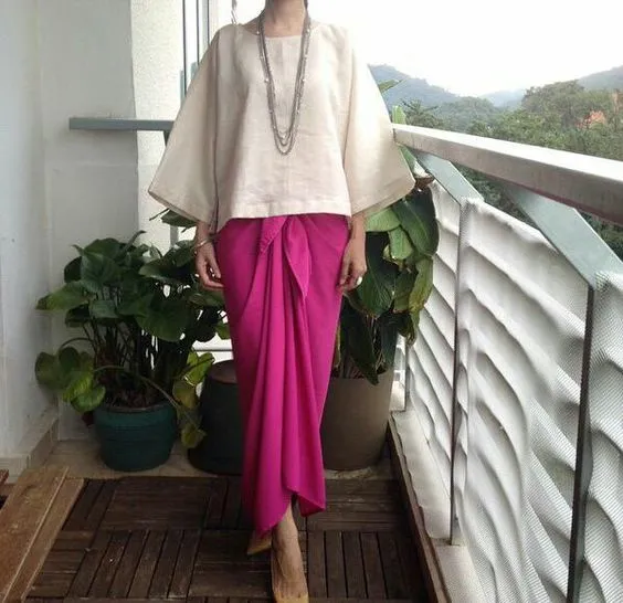 14 Padu Padan Atasan Polos dan Kain untuk Kondangan. Kata Siapa Harus Selalu Kebaya-an? 16