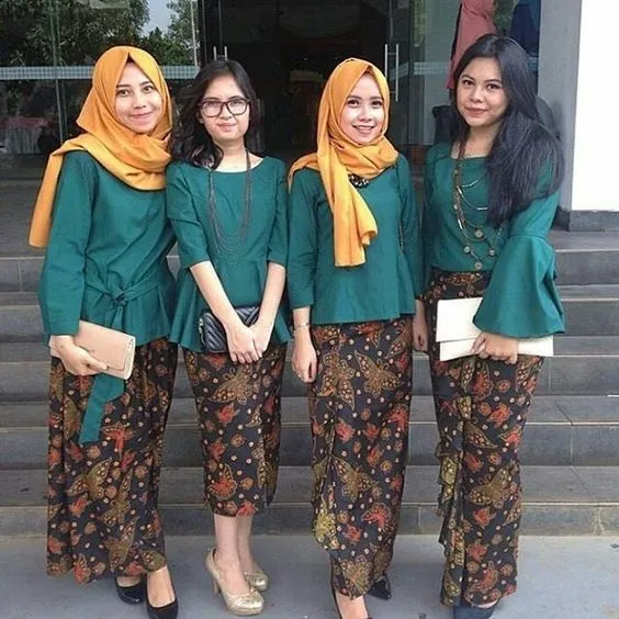 14 Padu Padan Atasan Polos dan Kain untuk Kondangan. Kata Siapa Harus Selalu Kebaya-an? 27