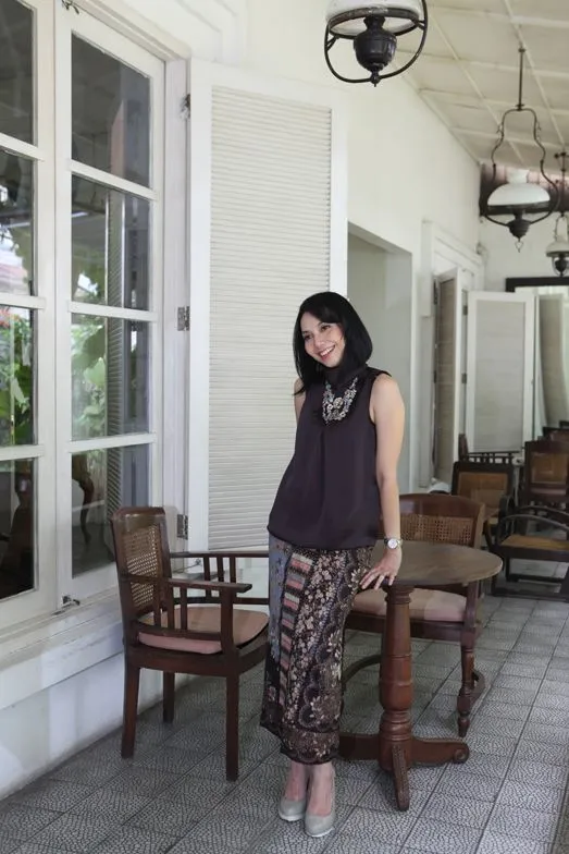 14 Padu Padan Atasan Polos dan Kain untuk Kondangan. Kata Siapa Harus Selalu Kebaya-an? 28