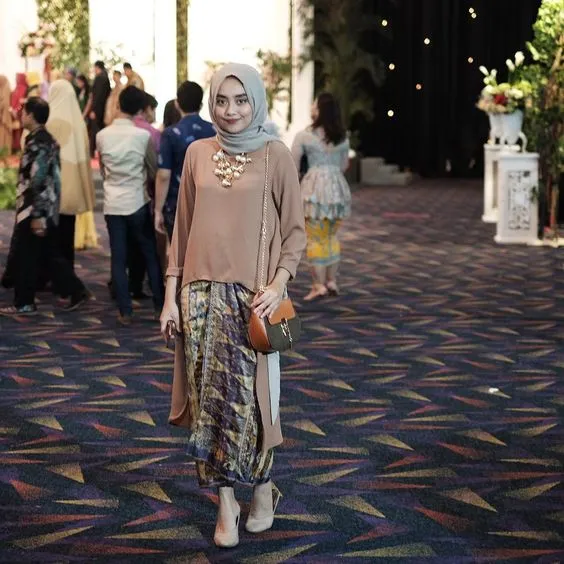 14 Padu Padan Atasan Polos dan Kain untuk Kondangan. Kata Siapa Harus Selalu Kebaya-an? 19
