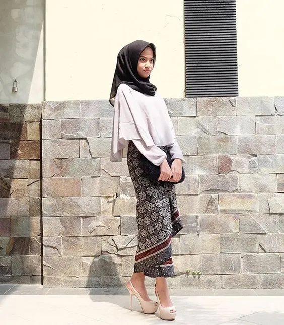 14 Padu Padan Atasan Polos dan Kain untuk Kondangan. Kata Siapa Harus Selalu Kebaya-an? 21