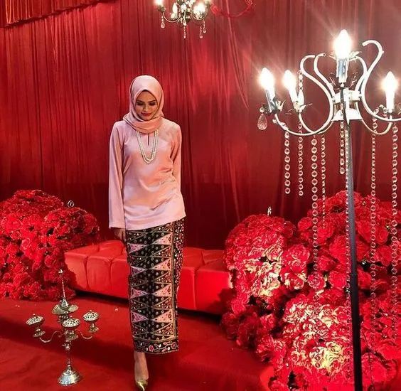 14 Padu Padan Atasan Polos dan Kain untuk Kondangan. Kata Siapa Harus Selalu Kebaya-an? 23