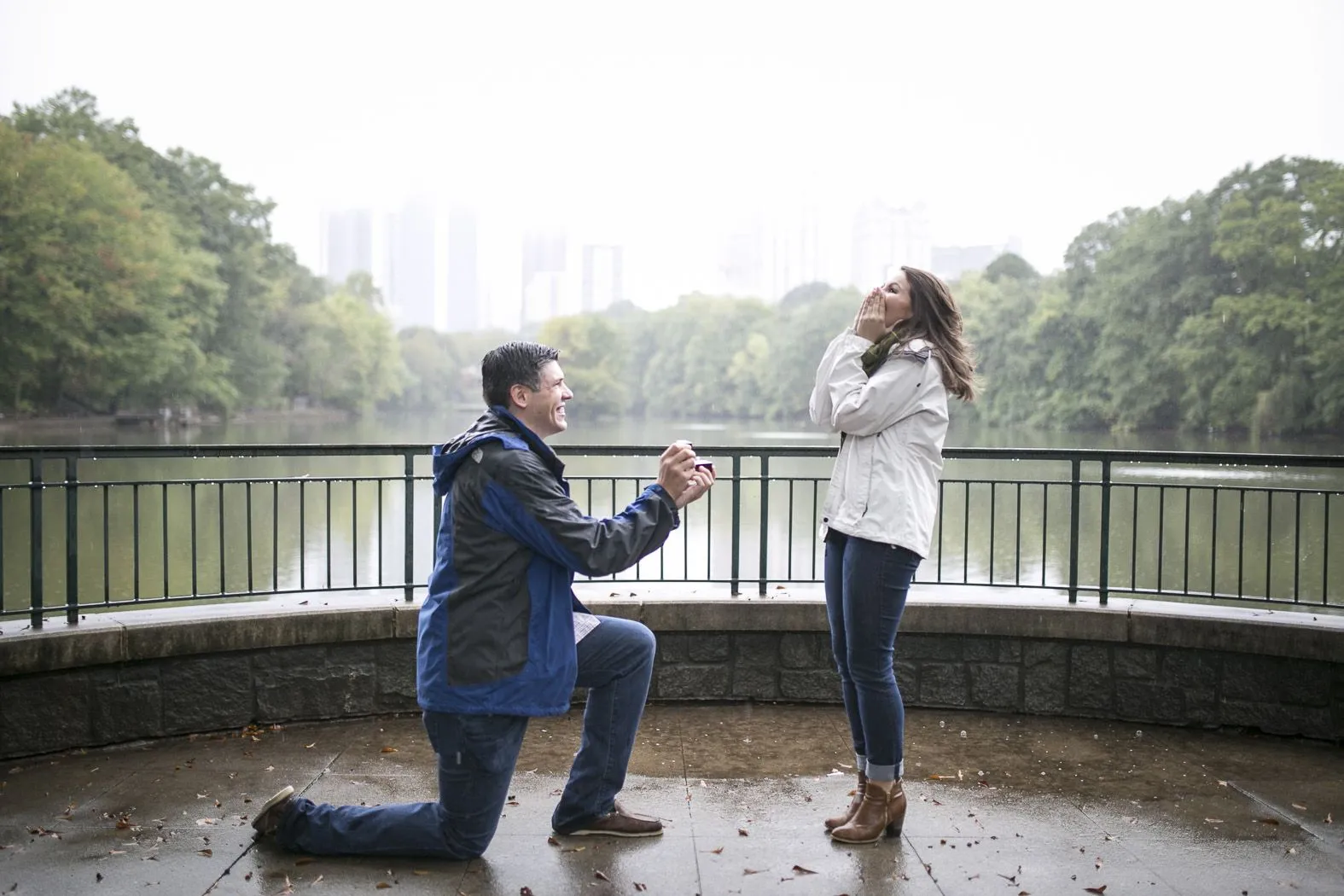 Filosofi Melamar Cewek dengan Bertekuk Lutut. Biar Kamu Paham Makna dan Sejarahnya nih, Boys! 6
