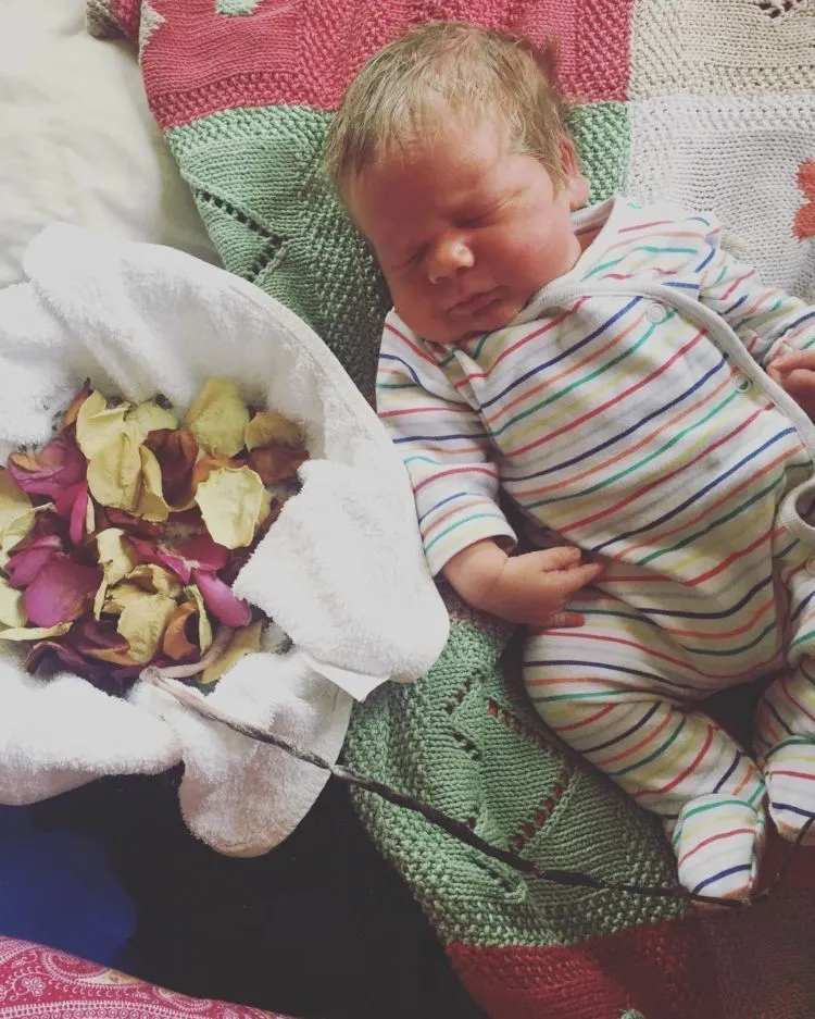 Jika Biasanya Setelah Bayi Lahir Langsung Dipotong Plasentanya, Lotus Birth Tidak. Ini Penjelasannya 7