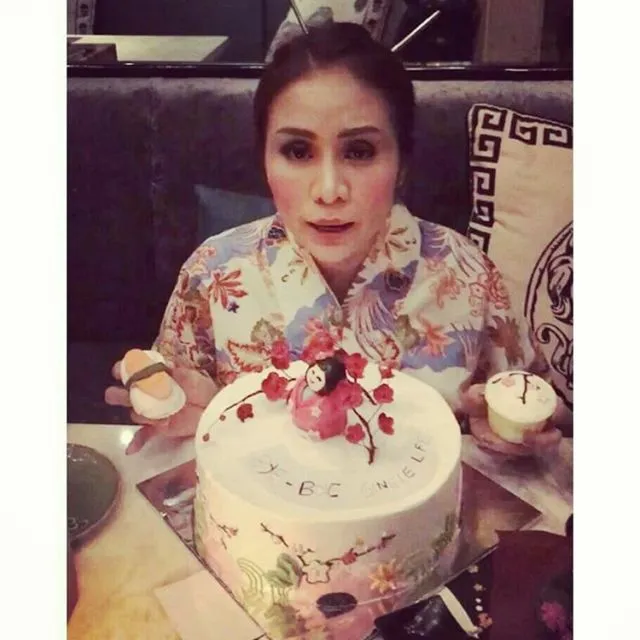 Momo Geisha Sebentar Lagi Melepas Masa Lajangnya, Nih Serunya Perayaan Ala Jepang dari Sahabatnya 8
