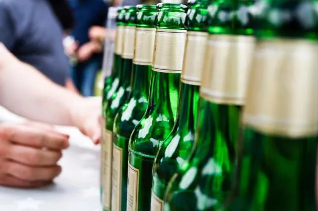 Ini Ternyata Alasan Kenapa Botol Bir Berwarna Hijau. Ini Hal Sederhana yang Jarang Orang Tahu! 9