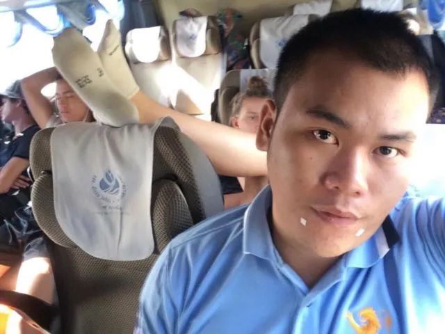 Turis Ini Menaruh Kakinya yang Bau Tepat Di Samping Kepala Penumpang Lain. Norak Banget Nggak Sih? 4