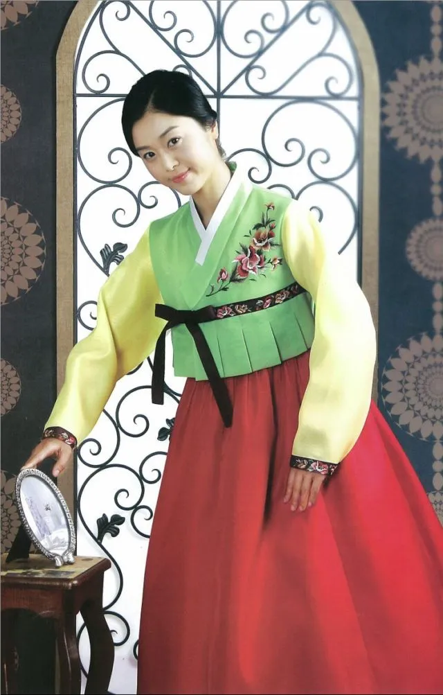 14 Potret Perkembangan Hanbok dari Dulu Hingga Kini, Pakaian Tradisional Korea yang Unik Nan Cantik 22