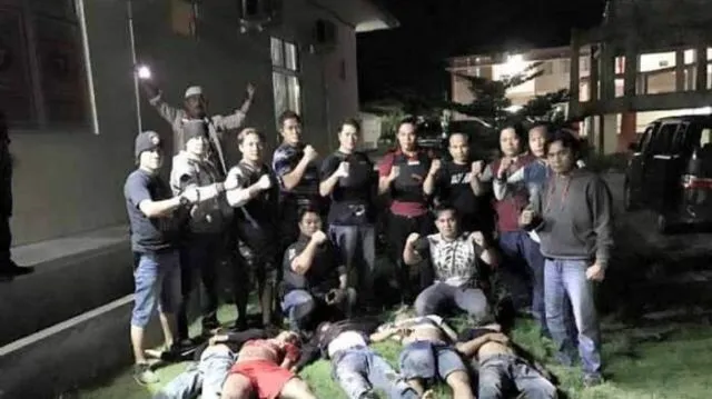 Lari Saat Razia, Mobil Keluarga Ini Dihujani Peluru. Meski Curiga, Apa Iya Polisi Harus Segitunya? 4