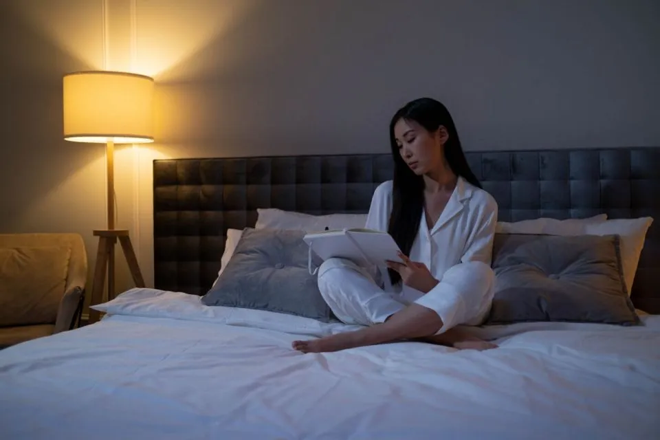 7 Kebiasaan Unik Orang Sukses di Dunia, Salah Satunya Berpikir di Dalam Air 12 Menulis sebelum tidur