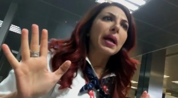 Mahasiswi Asal Indonesia Ini Menolak Melepas Hijabnya di Bandara Roma. Videonya pun Viral di Media! 5