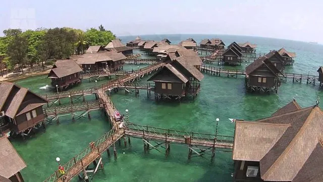 11 Penginapan Terapung yang Bikin Kamu Nggak Mau Pulang, Serasa Tidur di Atas dan Dikelilingi Laut 17