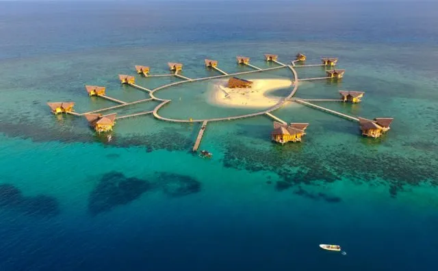 11 Penginapan Terapung yang Bikin Kamu Nggak Mau Pulang, Serasa Tidur di Atas dan Dikelilingi Laut 19